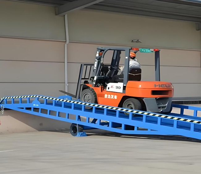 共青城移动式卸货平台（叉车用）